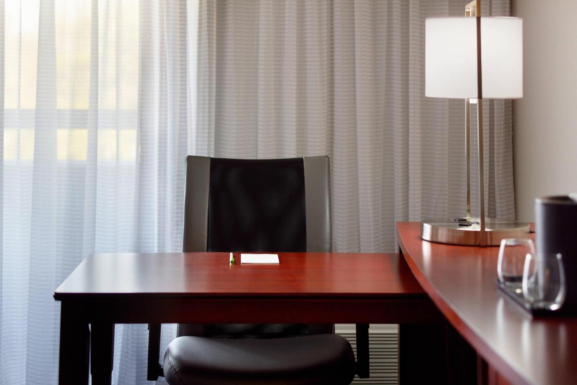 Courtyard By Marriott Greensboro Luaran gambar